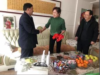 敦煌種業(yè)領(lǐng)導(dǎo)看望慰問公司老干部、老黨員及困難黨員職工