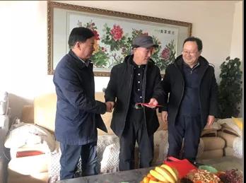 敦煌種業(yè)領(lǐng)導(dǎo)看望慰問公司老干部、老黨員及困難黨員職工