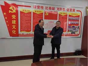 敦煌種業(yè)領(lǐng)導(dǎo)看望慰問公司老干部、老黨員及困難黨員職工